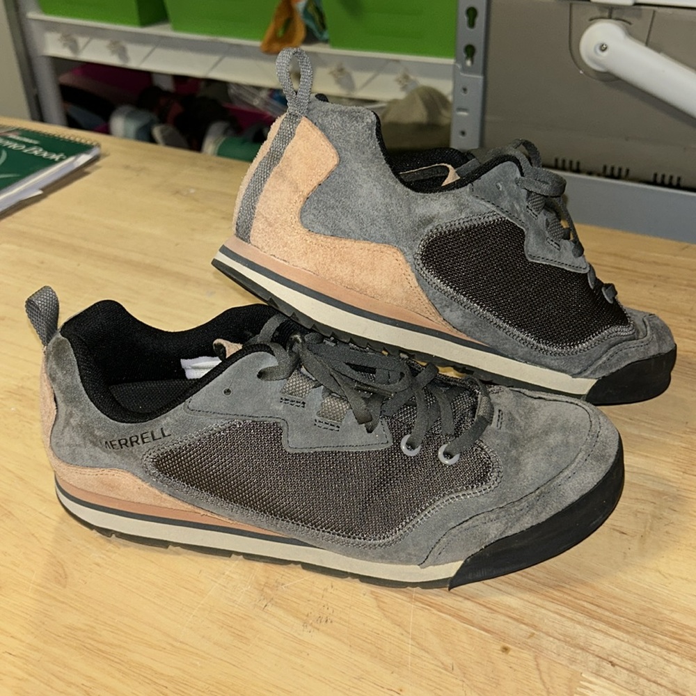 Men’s Merrill Gray and Tan tennis shoes, Excellent Condition